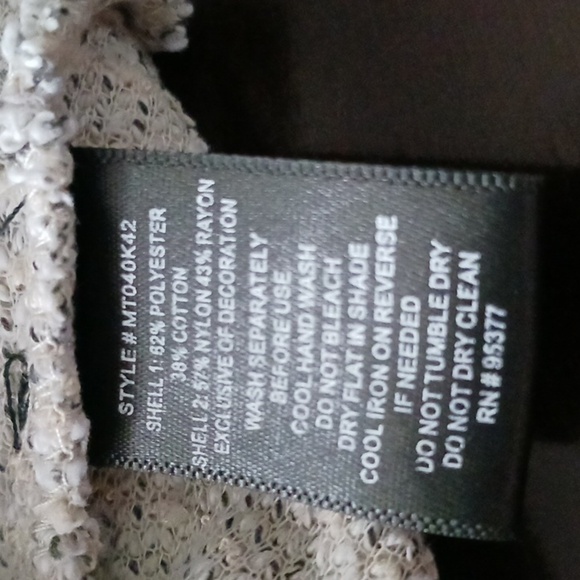 Elegant lace and metal top - Picture 9 of 11